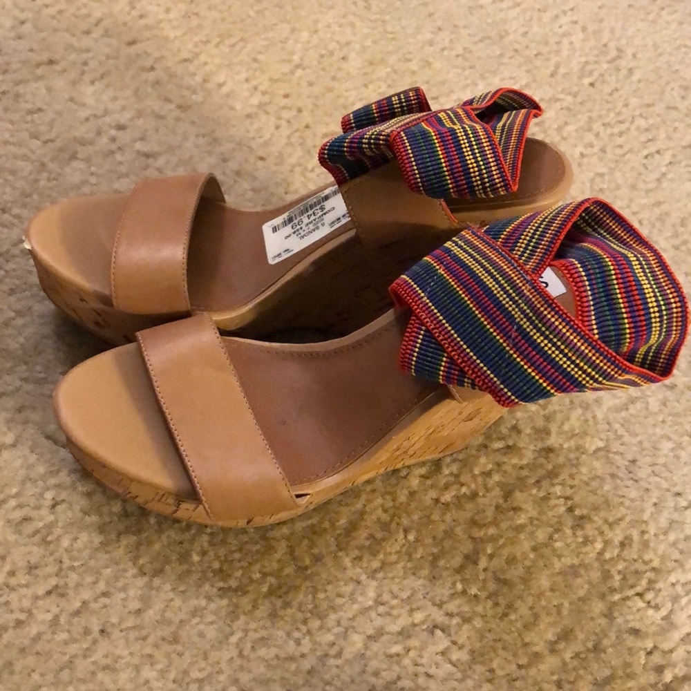 Wedge sandal.